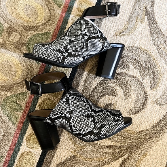 New in Box Vionic Kaia Snake Stacked Heel - Picture 4 of 5